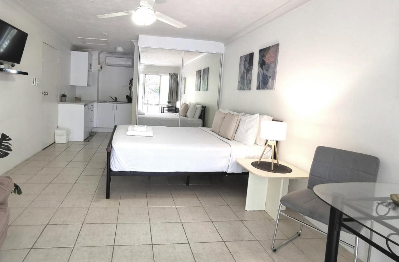 Bay Of Palms Hotel Gold Coast Exterior photo